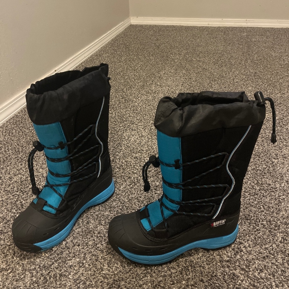 Women’s size 6 Baffin’s